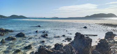 Sibaltan, Palawan, Filipinler 'in önündeki küçük bir adada eşsiz bir tropikal plajda çarpıcı bir manzara..