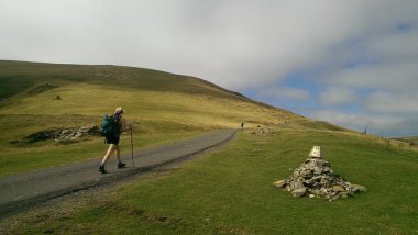 Fransa ve İspanya arasındaki sınırda Pireneler 'in dağlarında yürüyen bir seyyah. Roncesvalles. Compostela 'nın haccı, Camino de Santiago.