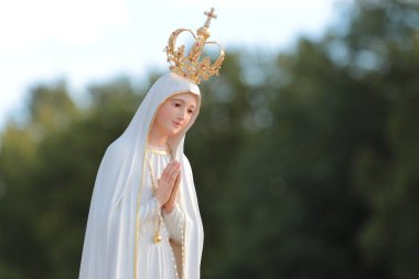 Bakire Meryem 'in güzel heykeli elleri bağlı ve taç ile dua ediyor. Fatima Leydimiz. Paray-le-Monial, Fransa.