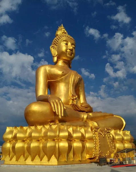 Большая Золотая Статуя Будды Колыхающееся Небо Норхерн Таиланд — стоковое фото