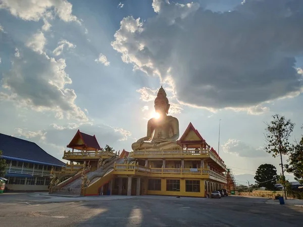 タイ北部の大きな黄金の仏像 太陽と雲の風景 — ストック写真