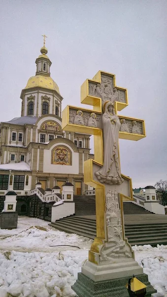 Όμορφος Λευκός Και Χρυσός Ορθόδοξος Σταυρός Στο Μοναστήρι Του Αγίου — Φωτογραφία Αρχείου