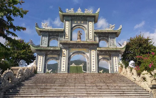 Imponerande Entré Dörr Lady Buddha Templet Nang Vietnam — Stockfoto