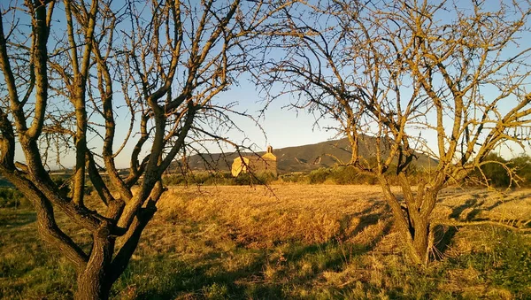 Piękny Hiszpański Krajobraz Wiejski Pomarańczowe Odcienie Stary Kościół Tle Drodze — Zdjęcie stockowe