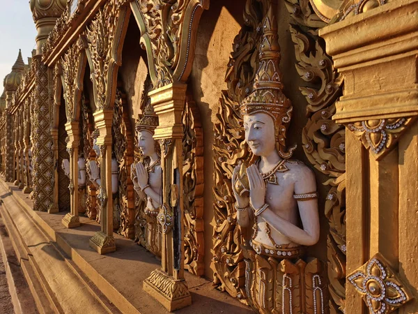 Parede Perímetro Decorada Mosteiro Budista Norte Tailândia Tons Dourados — Fotografia de Stock