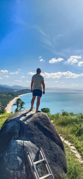 Autorretrato Pie Sobre Una Roca Contemplando Una Vista Increíble Costa — Foto de Stock