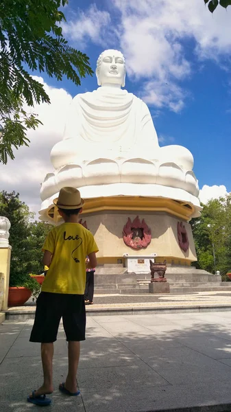 Ragazzino Con Una Shirt Cui Segnato Amore Guarda Grande Buddha — Foto Stock