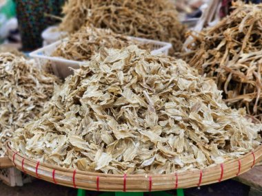 Yangon, Myanmar 'da küçük bir markette kurutulmuş balık.. 