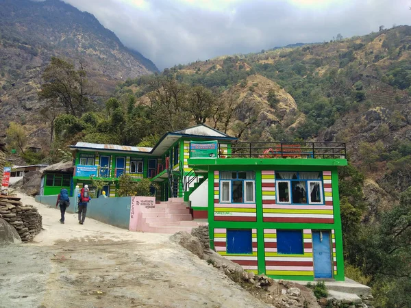 Chegando Uma Aldeia Nepalesa Casa Colorida Trekking Circuito Annapurna Montanhas — Fotografia de Stock