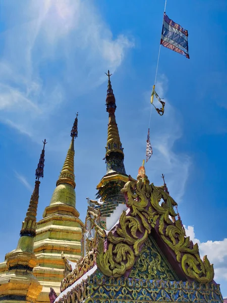 Buddhisttempel Gyllene Stupa Och Nagelbandsflagga Som Flyger Himlen — Stockfoto
