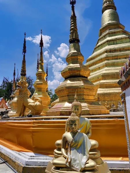 Буддійський Храм Золоті Статуї Будди Ступа Блакитне Небо Північний Таїланд — стокове фото