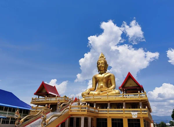 タイ北部の寺院にある大きな黄金の仏像 青い空と雲 — ストック写真