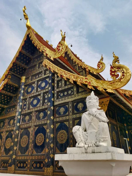 Βουδιστική Θρησκευτική Τέχνη Διακοσμημένη Και Επιχρυσωμένη Πρόσοψη Ναού Και Λευκού — Φωτογραφία Αρχείου