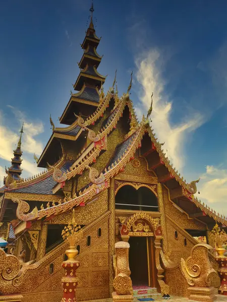Υπέροχος Χρυσός Βουδιστικός Ναός Στη Βόρεια Ταϊλάνδη — Φωτογραφία Αρχείου