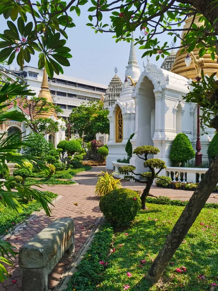 Belo Jardim Interior Mosteiro Budista Bangkok Tailândia — Fotografia de Stock