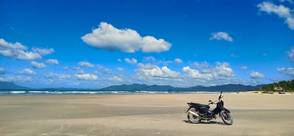 Motocykl Ogromnej Bezludnej Plaży Wyspie Palawan Filipiny — Zdjęcie stockowe