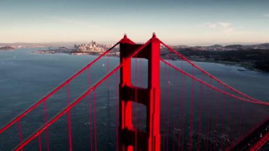 Golden Gate Köprüsü ve San Francisco Skyline 'ın havadan görüntüsü 