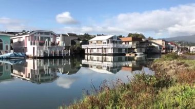 Kaliforniya 'da yüzen sausalito evlerinin havadan görünüşü