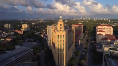 Mercan geçitleri gün batımında hava aracıyla üstten uçuyor.