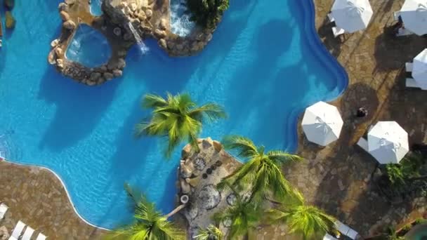 Antenn Drönare Skott Över Tropiska Resort Pool Hotell Simning — Stockvideo