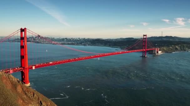 Antenn Utsikt Över Gyllene Grind Bron Och San Francisco Skyline — Stockvideo