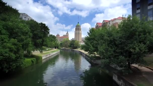 Güneşli Mavi Gökyüzünün Altında Gökyüzü Boyunca San Antonio Nehir Yürüyüşünün — Stok video