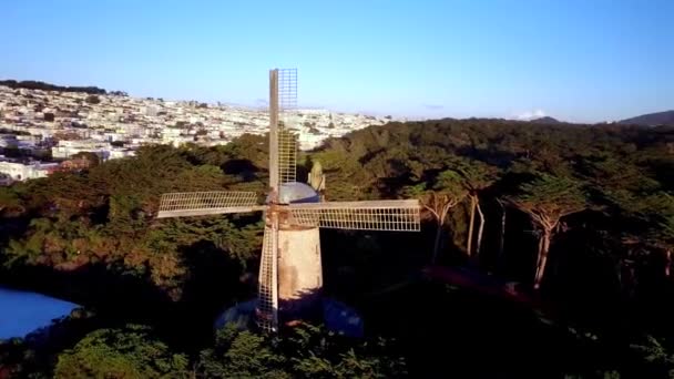Vista Aérea Del Molino Viento Sobre Colinas San Francisco Con — Vídeos de Stock