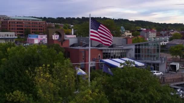 Αμερικανική Σημαία Κυματίζει Στη Νέα Αγγλία Πόλη Burlington Vermont Ηλιοβασίλεμα — Αρχείο Βίντεο