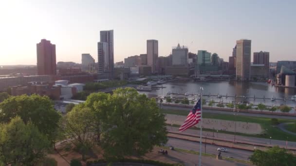 Bandera Americana Ondeando Sobre Horizonte Baltimore — Vídeo de stock
