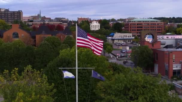 Bandera Americana Ondeando Ciudad Nueva Inglaterra Burlington Vermont Puesta Sol — Vídeos de Stock