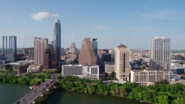 Austin Skyline Colorado River Drone Shot — стоковое видео