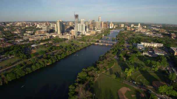 Austin Texas Skyline River Drone Shot — стоковое видео