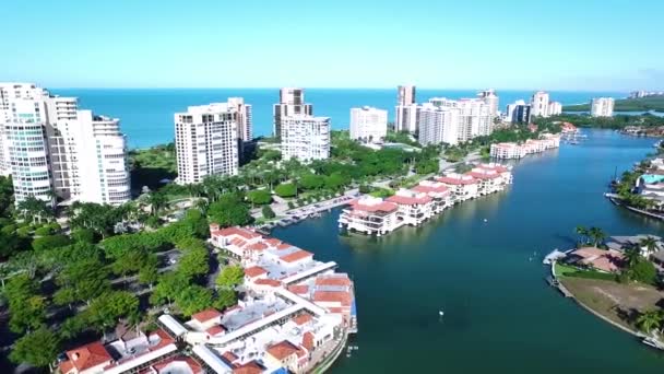 Cidade Praia Com Grande Marina — Vídeo de Stock