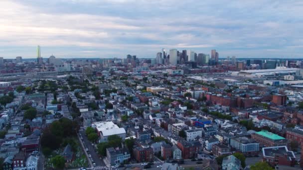 Boston City Skyline Zonsondergang Door Antenne Drone Residentiële Huis Architectuur — Stockvideo