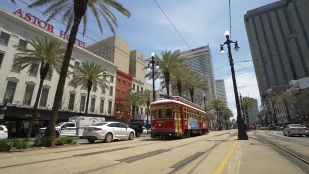 New Orleans Taki Astor Otel Yanındaki Bourbon Caddesi Tramvayı — Stok video
