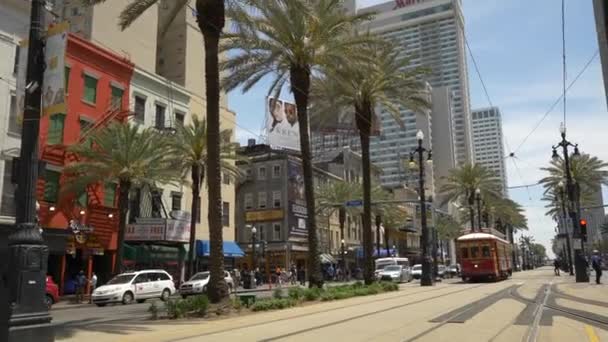 Burbon Caddesi Tramvayı New Orleans Mağazaları — Stok video