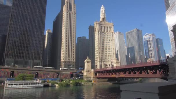 Κτίρια Και Βάρκες Κατά Μήκος Του Ποταμού Σικάγο — Αρχείο Βίντεο