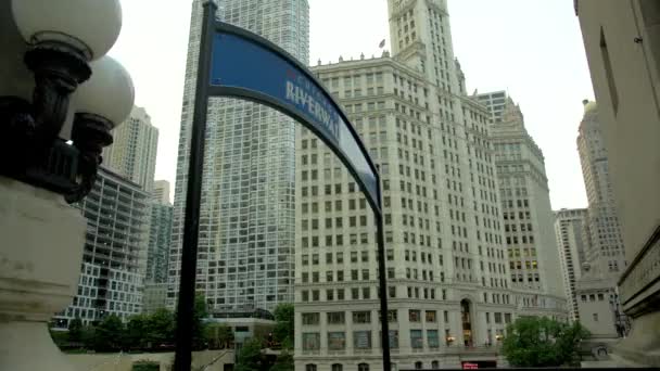 Σικάγο Ρίβεργουοκ Πινακίδα Στο Κέντρο Του Σικάγο — Αρχείο Βίντεο