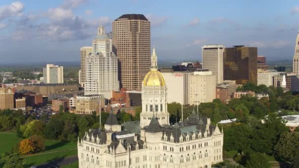Close Hartford Connecticut State Capitol Building Skyline Aerial Drone — Αρχείο Βίντεο