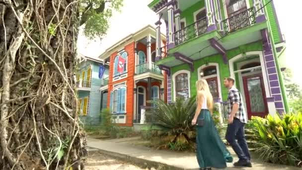 Kolorowe Domy Hotele Nowym Orleanie Para Przechodząca Obok — Wideo stockowe