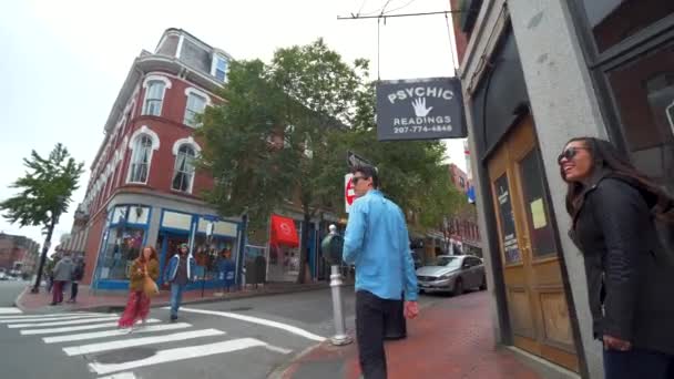 Casal Explorando Centro Cidade Portland Maine Andando Ruas Cidade Compras — Vídeo de Stock