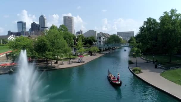 Pareja Góndola Indianapolis Canal — Vídeo de stock