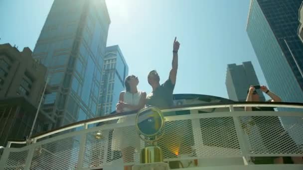 一对夫妇在芝加哥河游览船芝加哥美丽的女士 — 图库视频影像