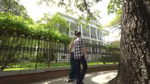 Pareja Caminando Más Allá Francés Cuarto Casa Nuevo Orleans Panning — Vídeo de stock