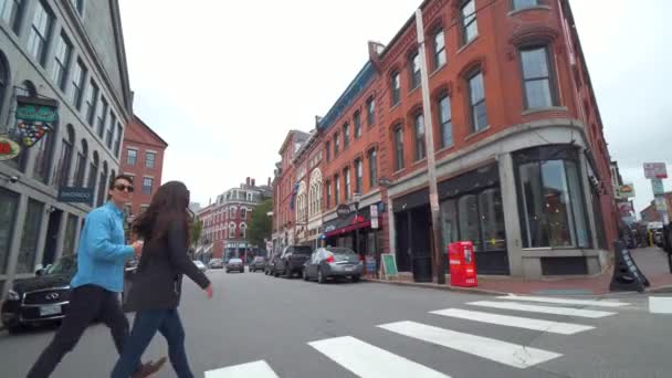 夫妇探索市中心的波特兰梅因步行城市街道购物 — 图库视频影像