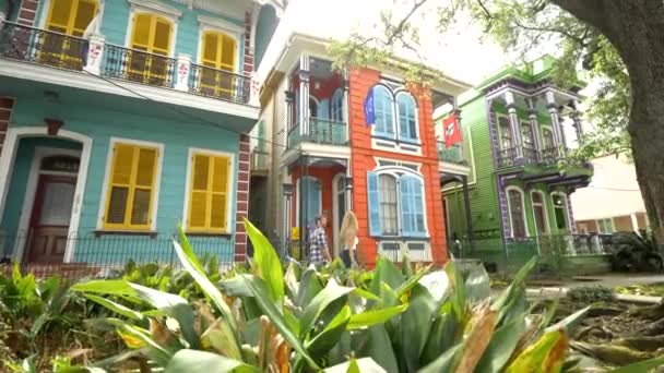 Coppia Passeggiate Case Colorate New Orleans Alberghi — Video Stock