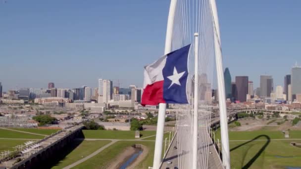 Dallas Skyline Margaret Hunt Hill Bridge State Flag — Stockvideo