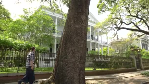 Par Promenader Förbi Franska Kvartalet Hus Nya Orleans — Stockvideo