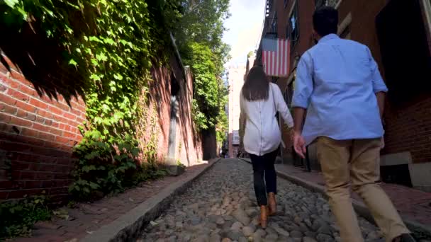Boston Sokaklarında Yürüyen Çift Kaldırım Taşları Kırmızı Tuğla Mimari — Stok video