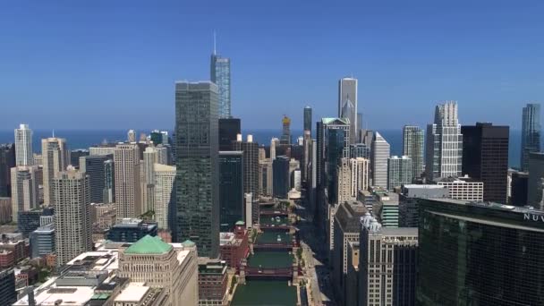 シカゴのダウンタウンスカイラインシカゴ川 — ストック動画